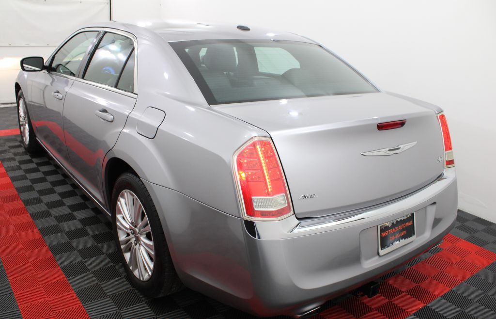 2014 Chrysler 300 Image 4