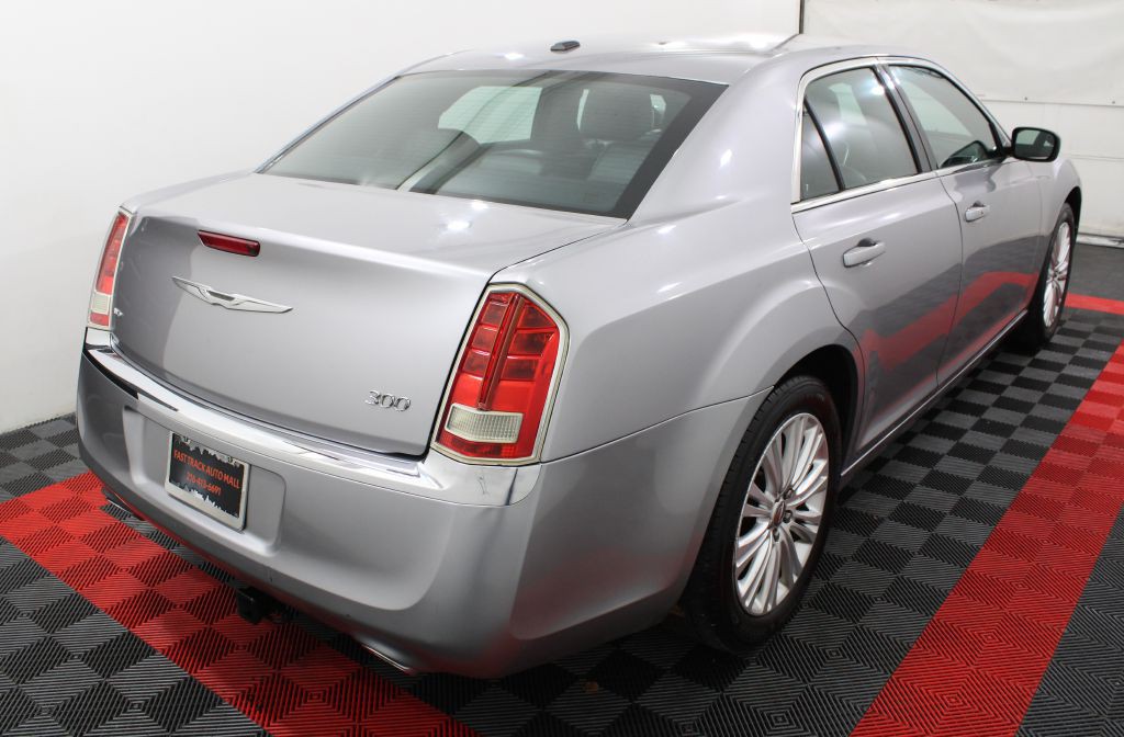2014 Chrysler 300 Image 5