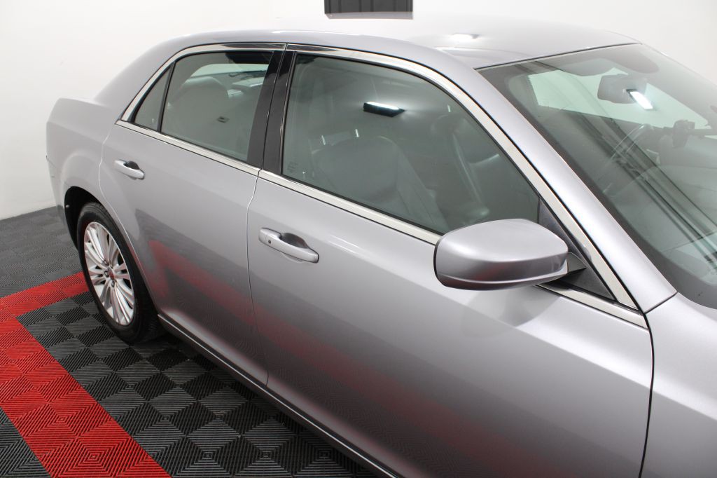 2014 Chrysler 300 Image 6