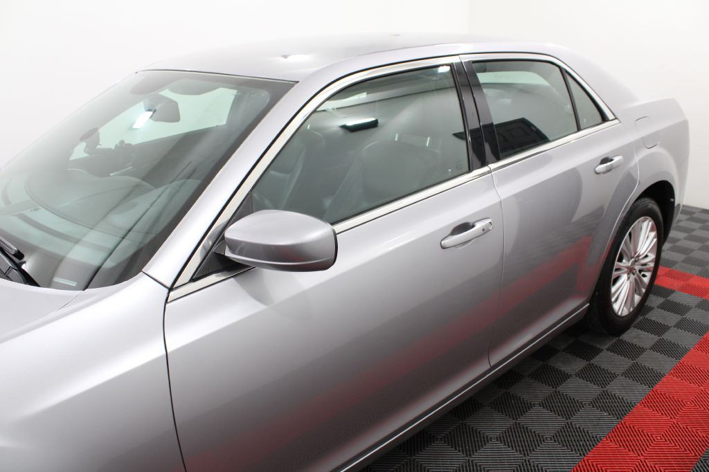 2014 Chrysler 300 Image 8