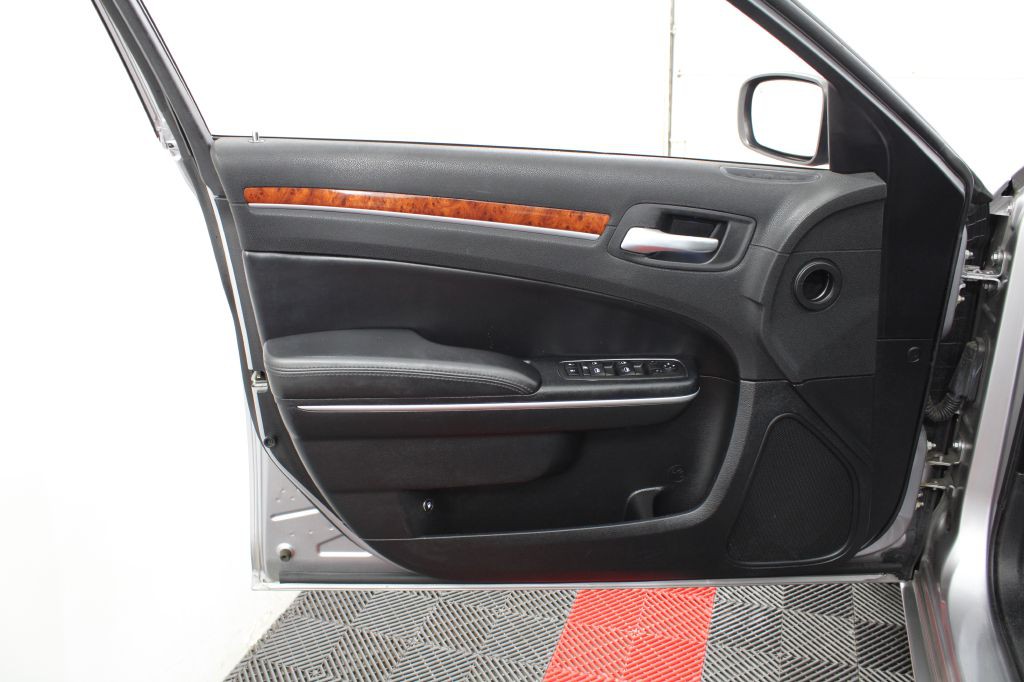 2014 Chrysler 300 Image 12