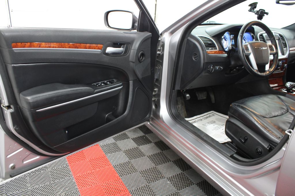 2014 Chrysler 300 Image 13