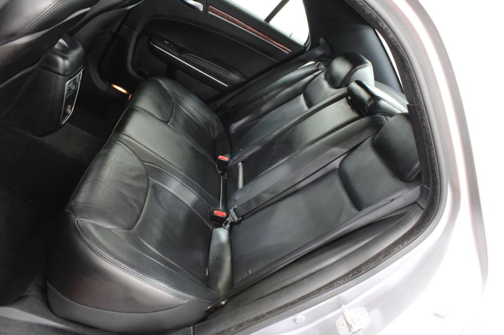 2014 Chrysler 300 Image 16