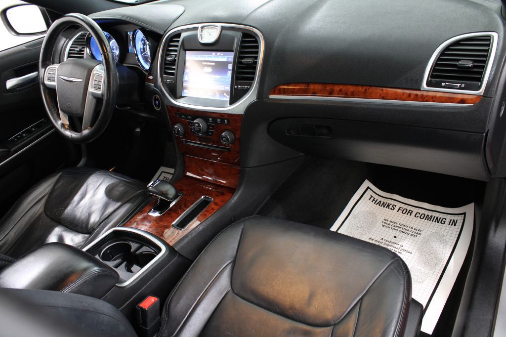 2014 Chrysler 300 Image 22