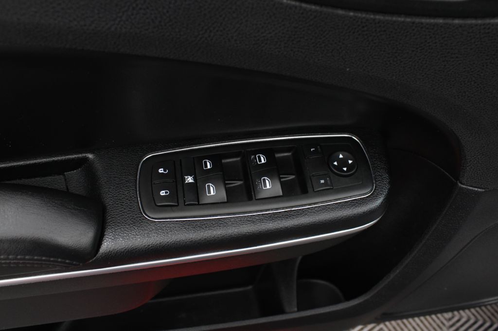 2014 Chrysler 300 Image 30