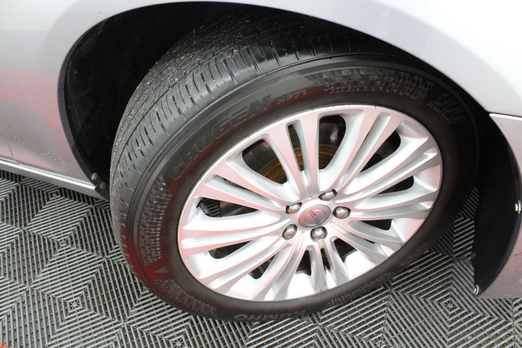 2014 Chrysler 300 Image 32