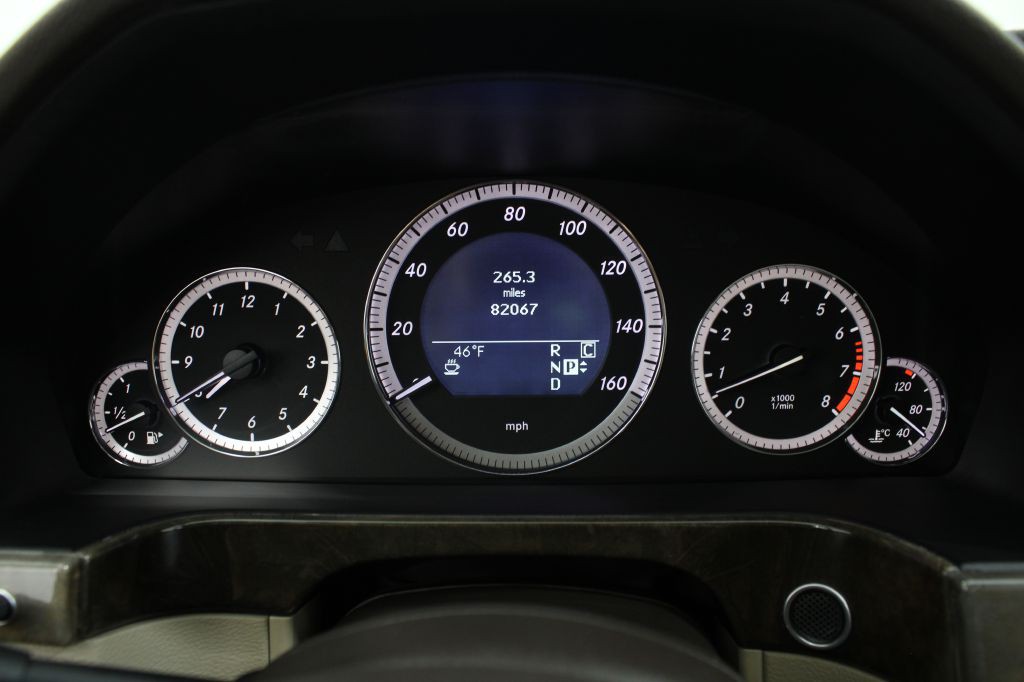 2010 Mercedes-Benz E-Class Image 32