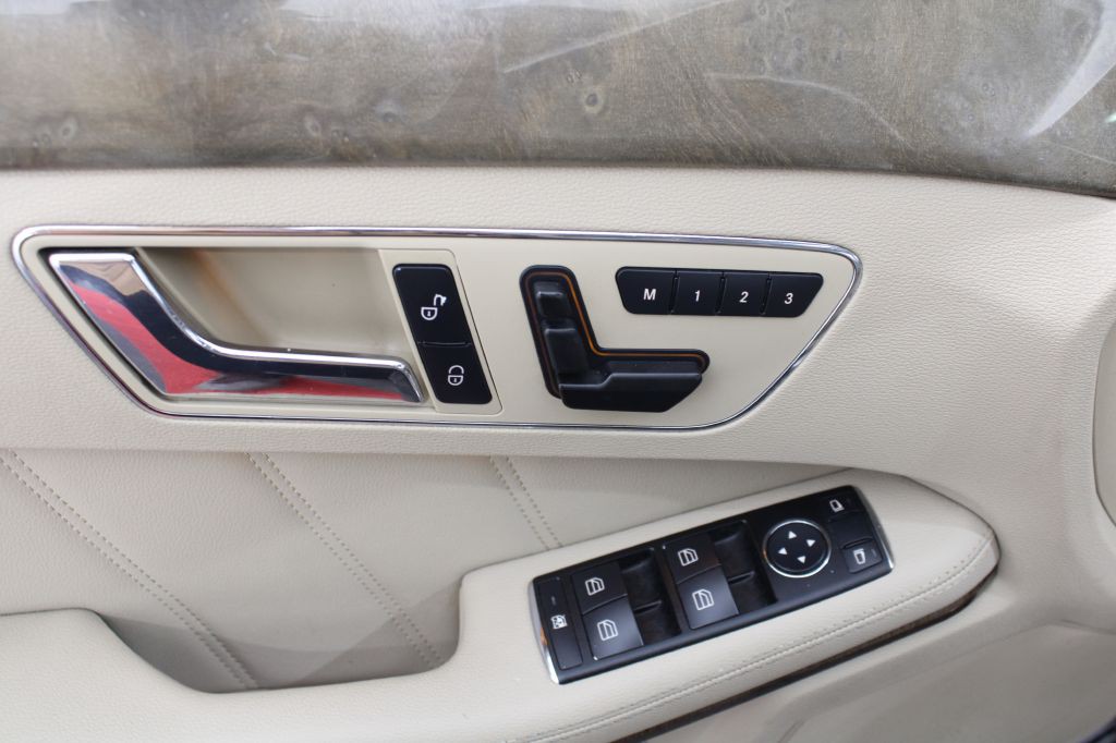 2010 Mercedes-Benz E-Class Image 34