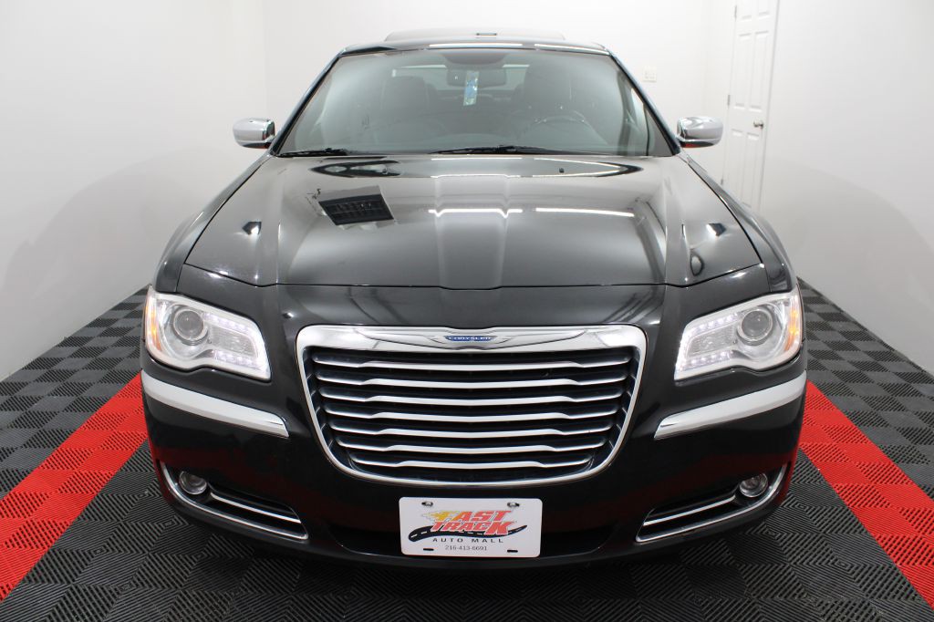 2014 Chrysler 300 Image 3