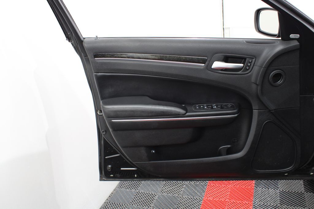 2014 Chrysler 300 Image 14