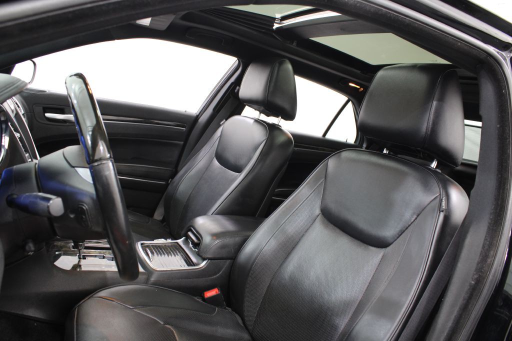 2014 Chrysler 300 Image 16