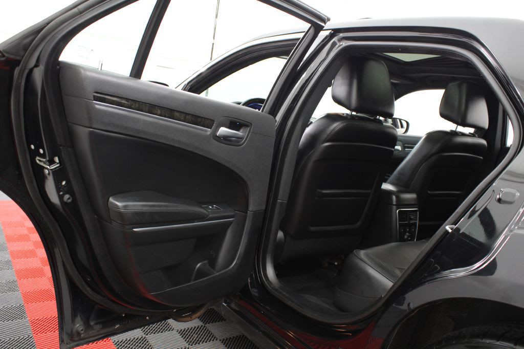 2014 Chrysler 300 Image 17