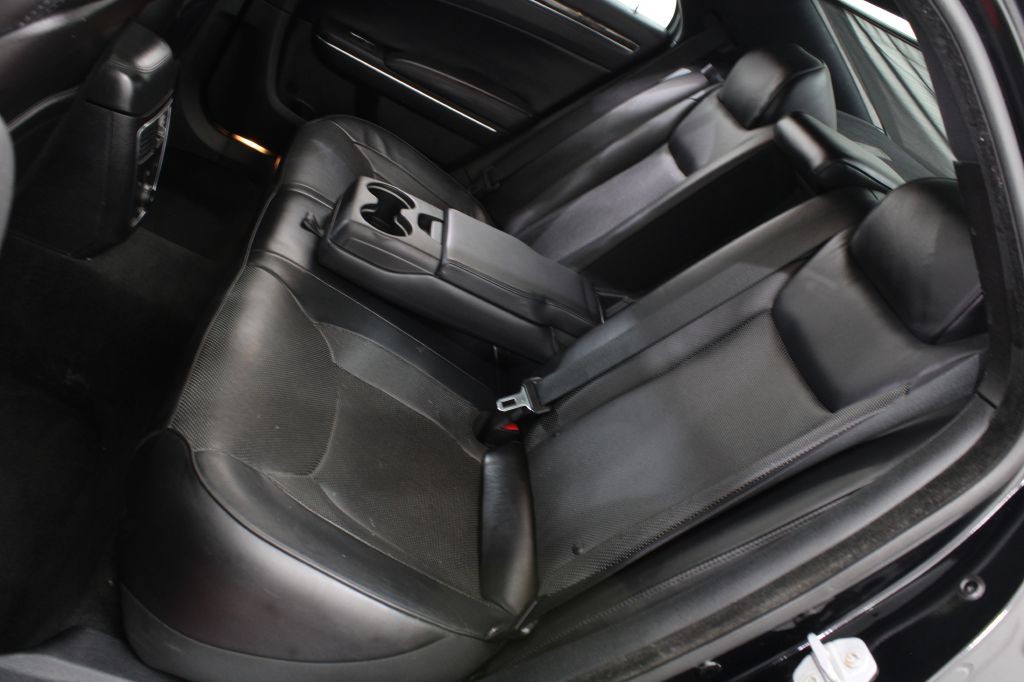 2014 Chrysler 300 Image 18