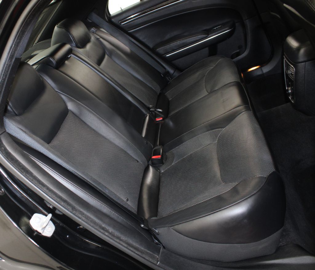 2014 Chrysler 300 Image 20