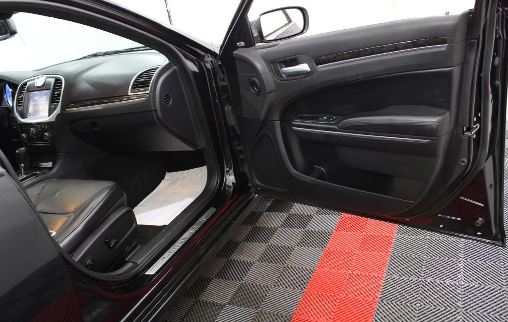 2014 Chrysler 300 Image 22