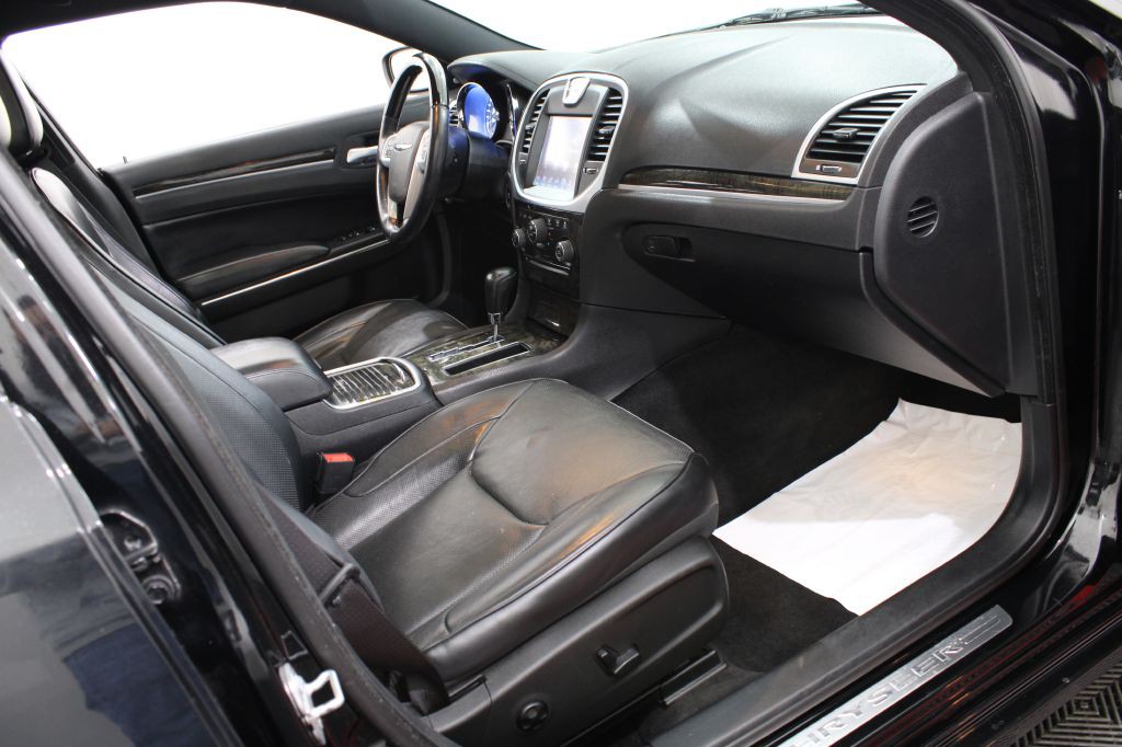 2014 Chrysler 300 Image 23