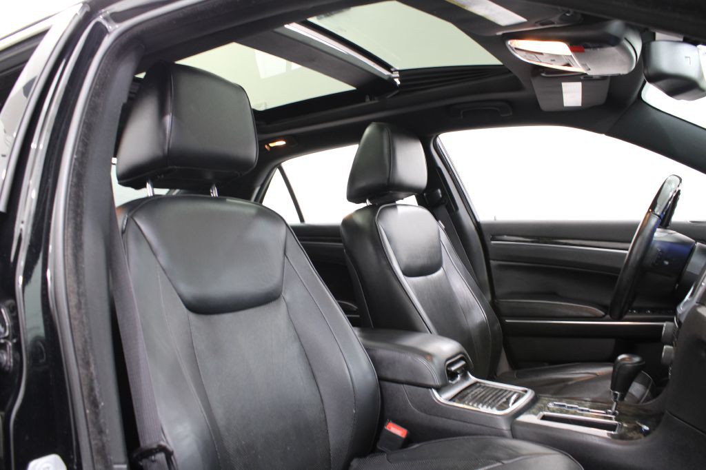 2014 Chrysler 300 Image 24