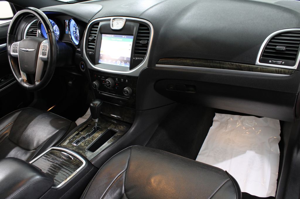 2014 Chrysler 300 Image 25