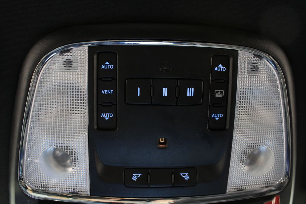 2014 Chrysler 300 Image 36