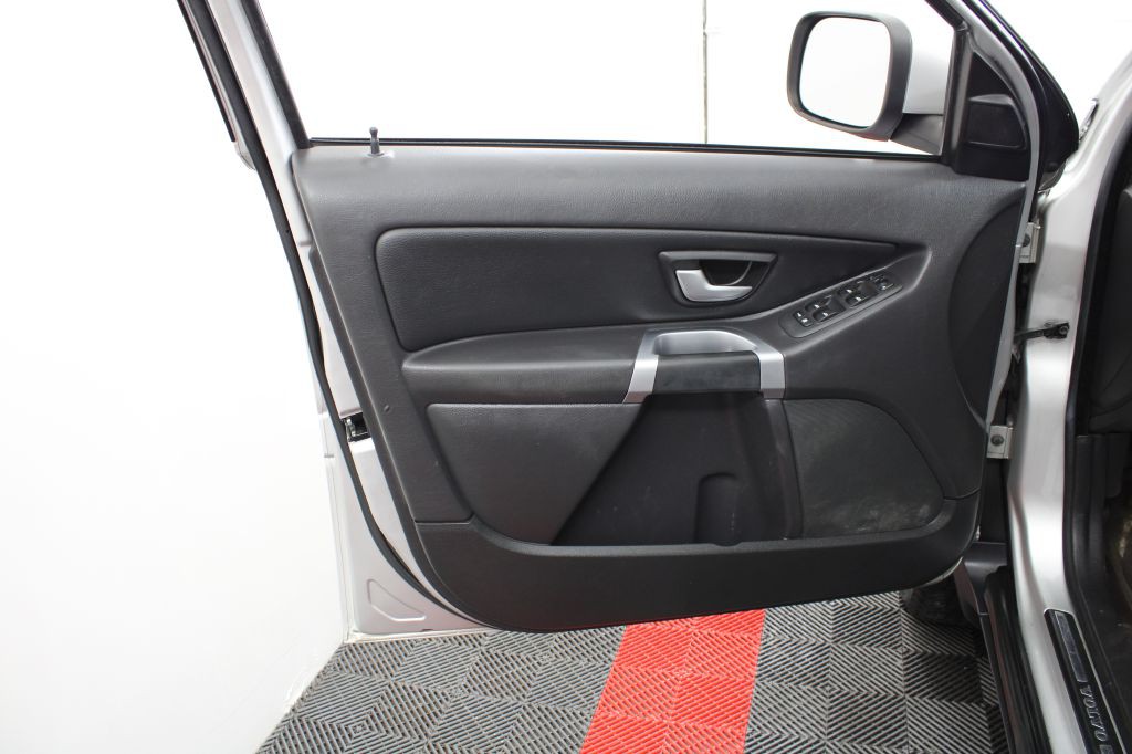 2010 Volvo XC90 Image 11