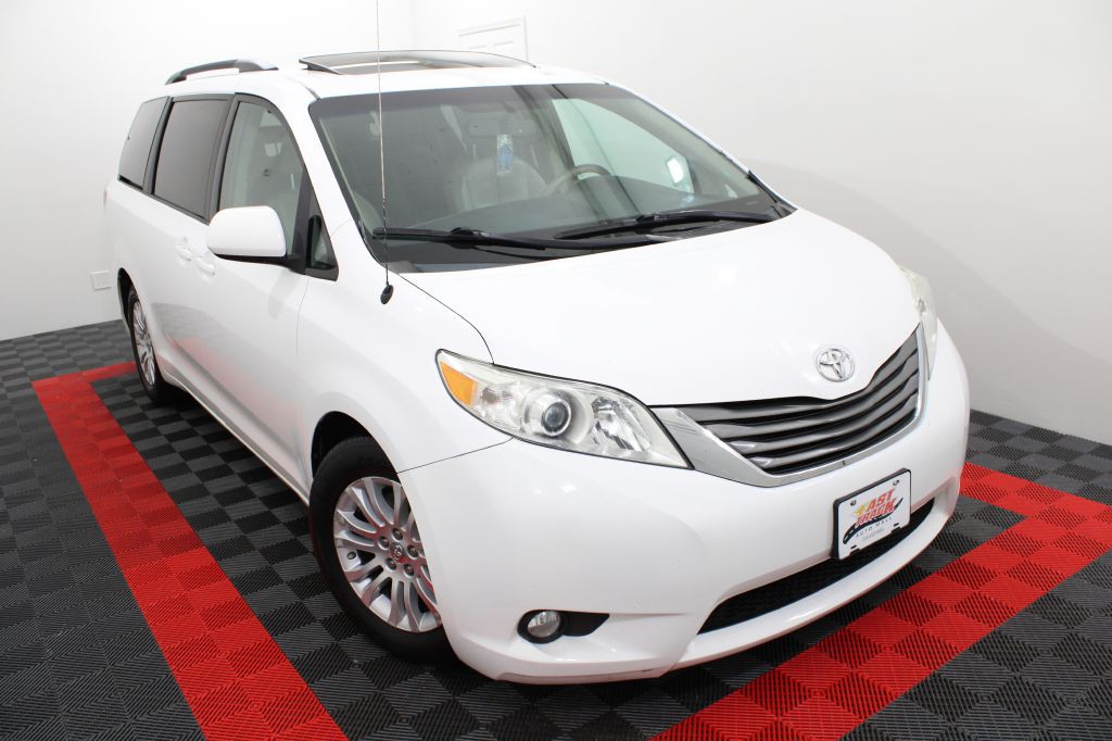 2013 Toyota Sienna Image 1