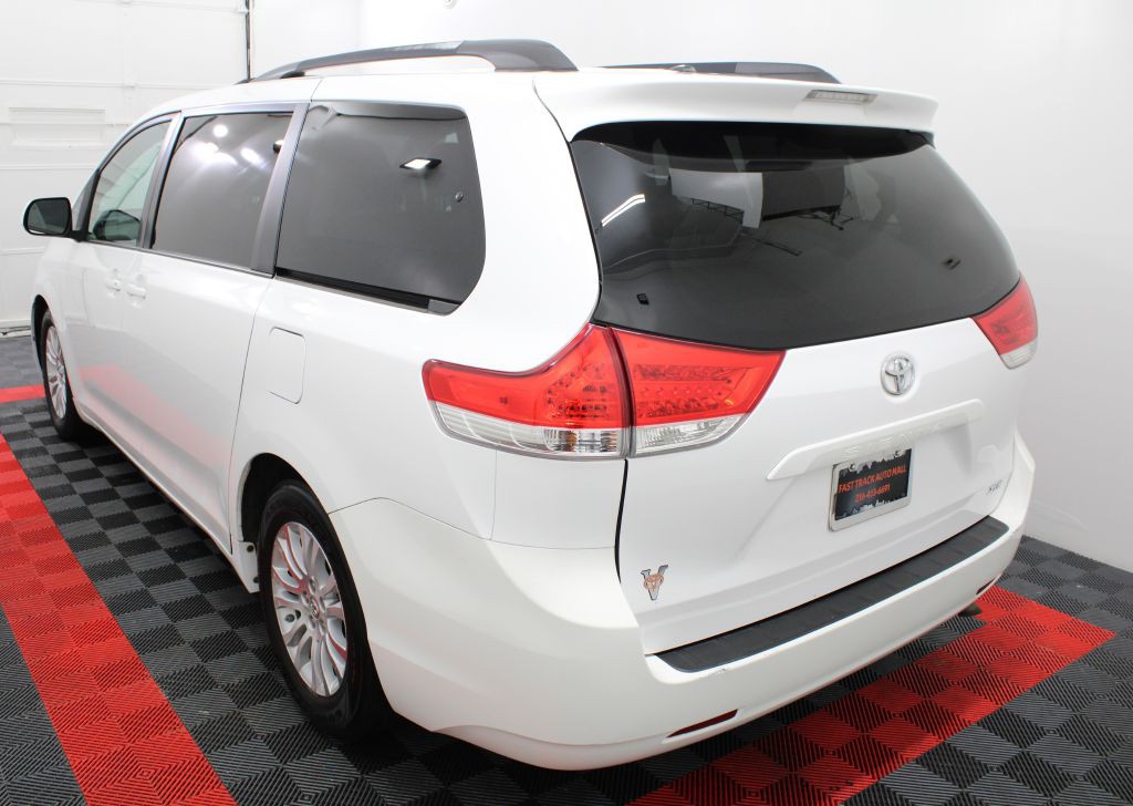 2013 Toyota Sienna Image 4