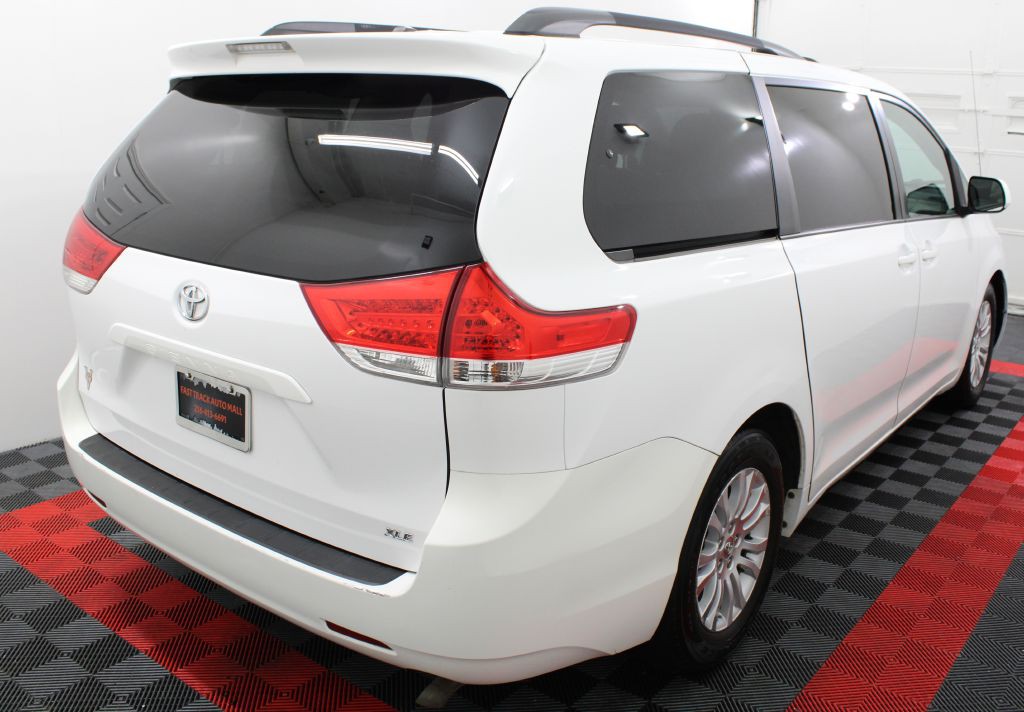 2013 Toyota Sienna Image 5