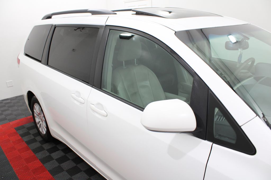 2013 Toyota Sienna Image 6