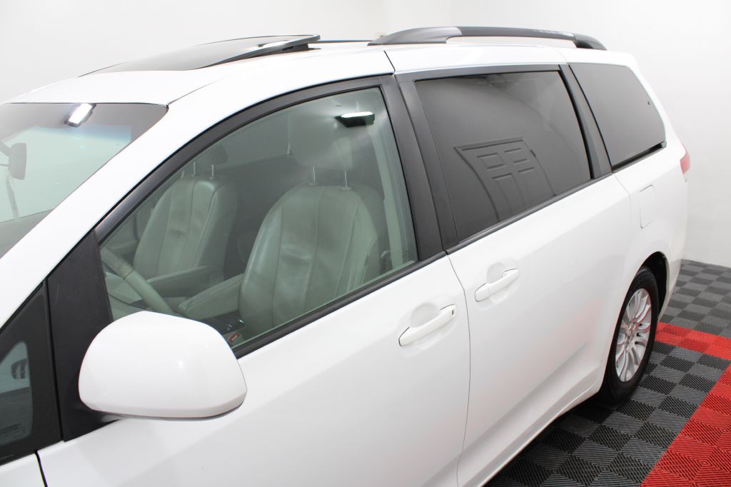 2013 Toyota Sienna Image 7