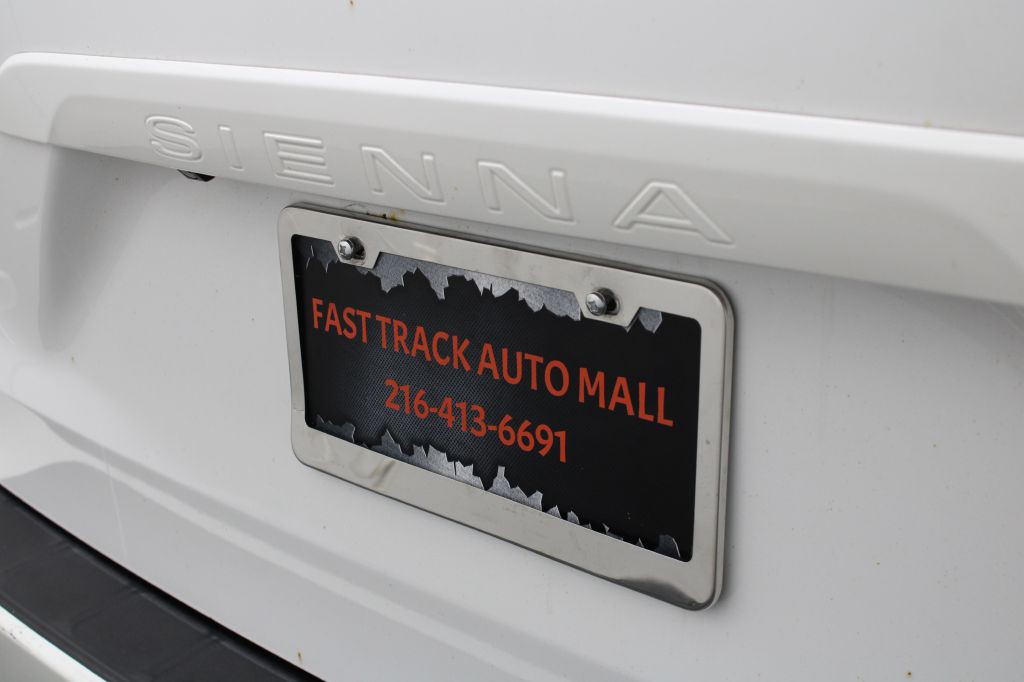 2013 Toyota Sienna Image 11