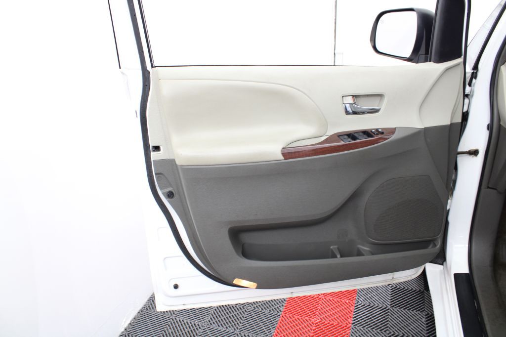 2013 Toyota Sienna Image 12