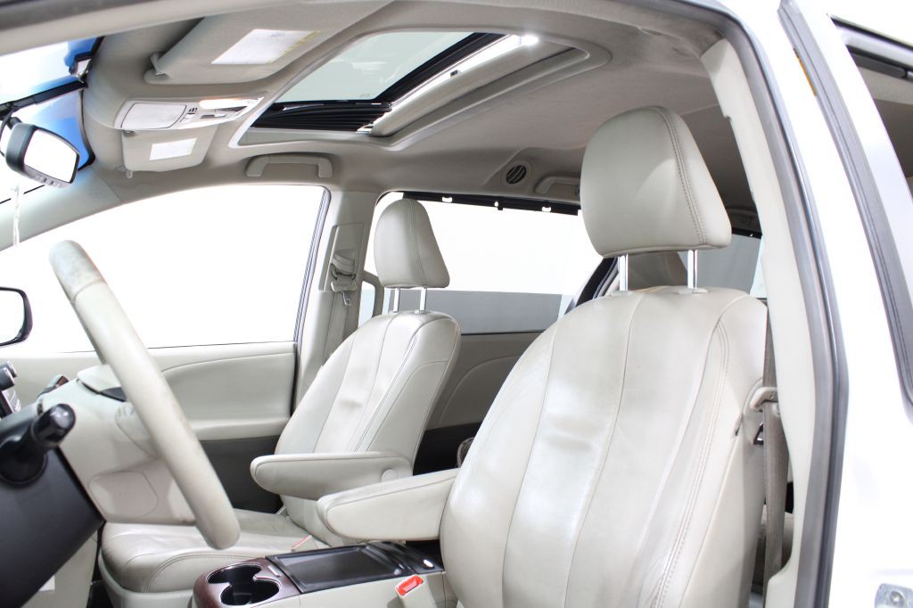 2013 Toyota Sienna Image 15
