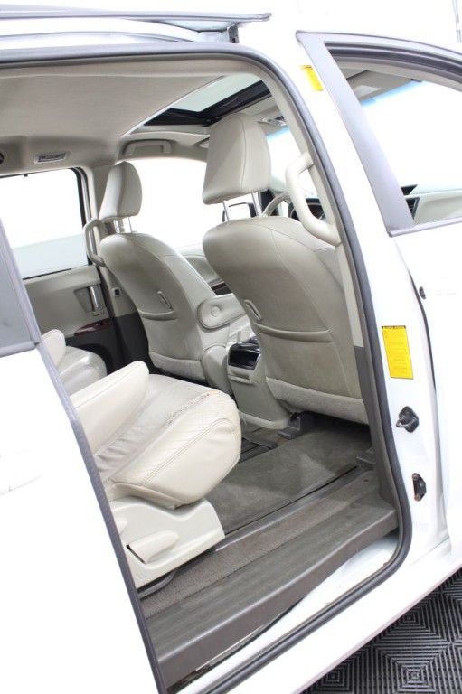 2013 Toyota Sienna Image 17