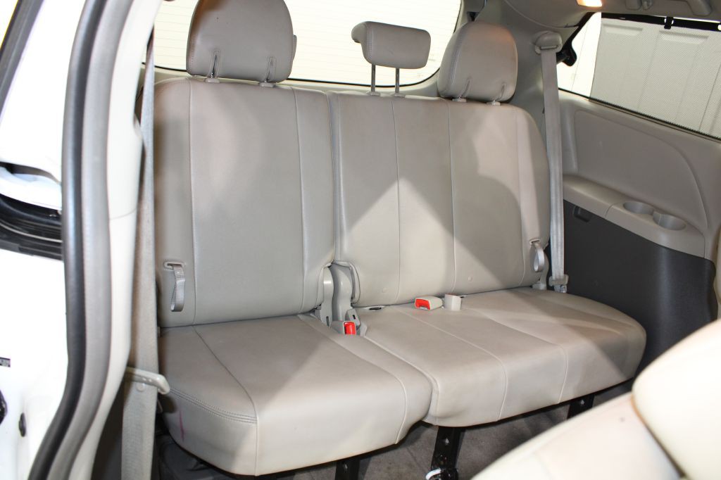2013 Toyota Sienna Image 18