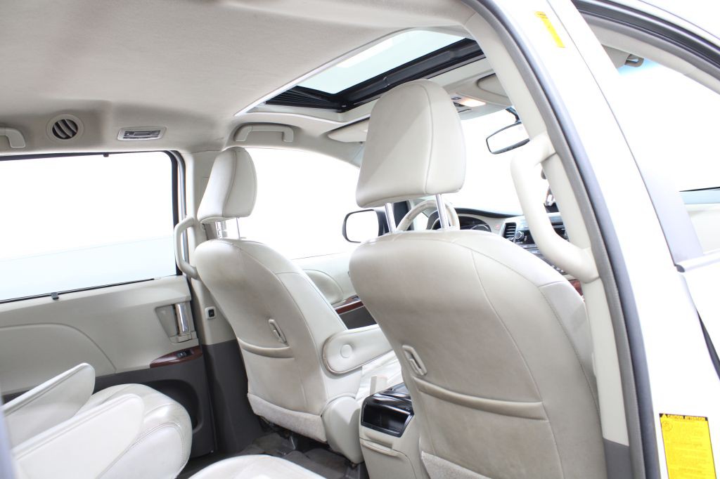 2013 Toyota Sienna Image 19