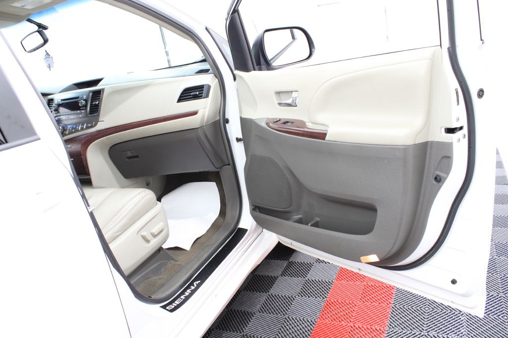 2013 Toyota Sienna Image 20