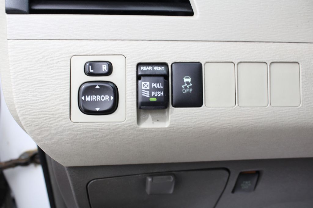 2013 Toyota Sienna Image 25