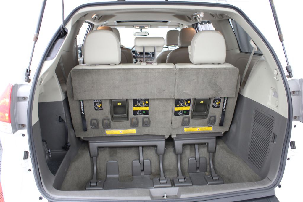 2013 Toyota Sienna Image 32