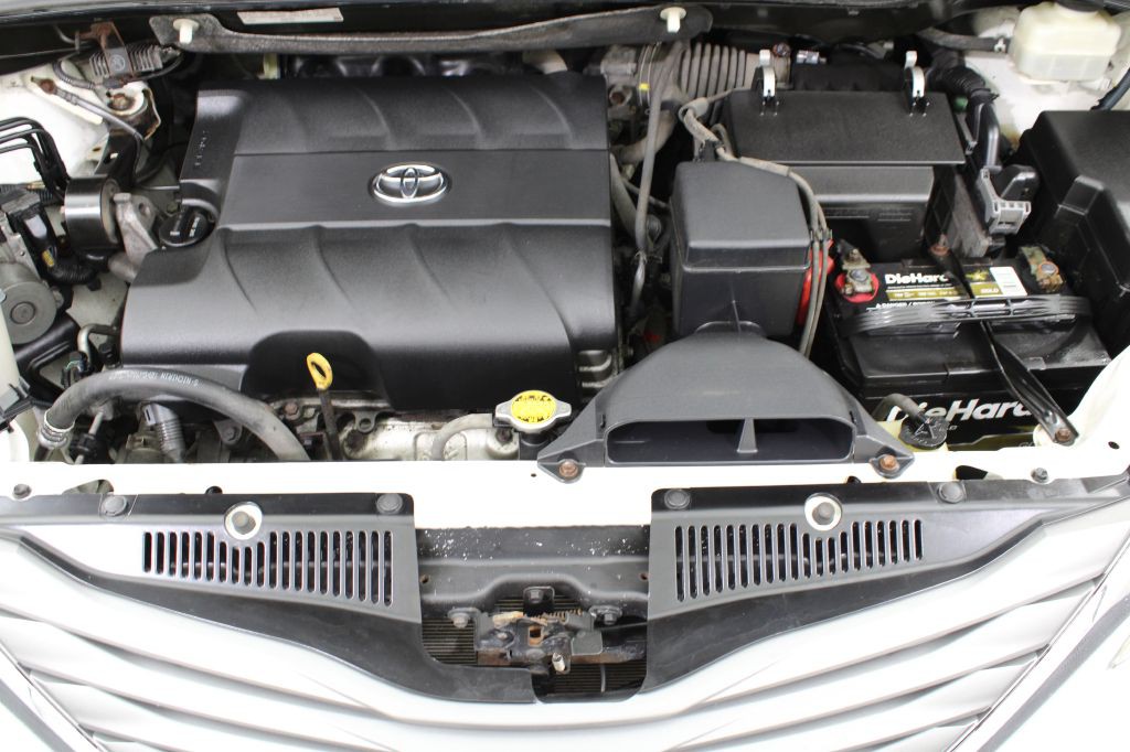 2013 Toyota Sienna Image 39