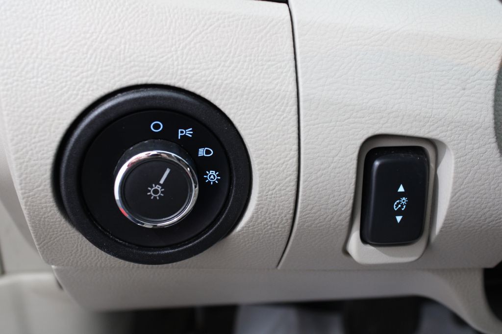 2011 Ford Taurus Image 24