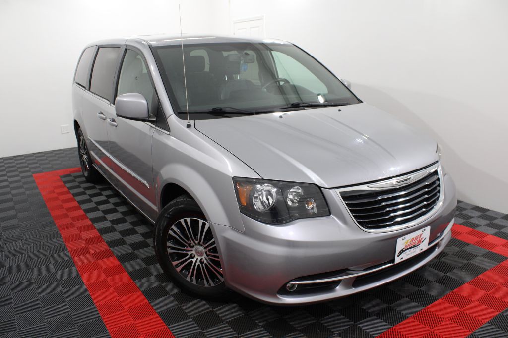 2014 Chrysler Town & Country Image 1