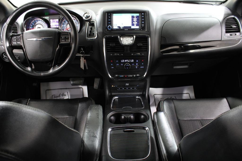 2014 Chrysler Town & Country Image 2