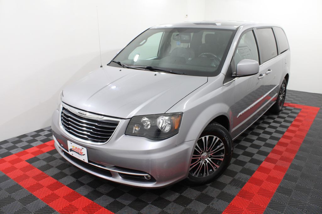 2014 Chrysler Town & Country Image 3