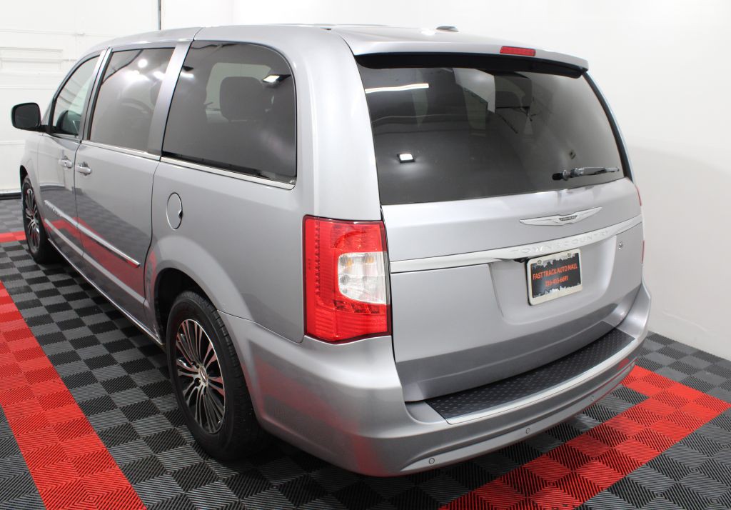 2014 Chrysler Town & Country Image 4