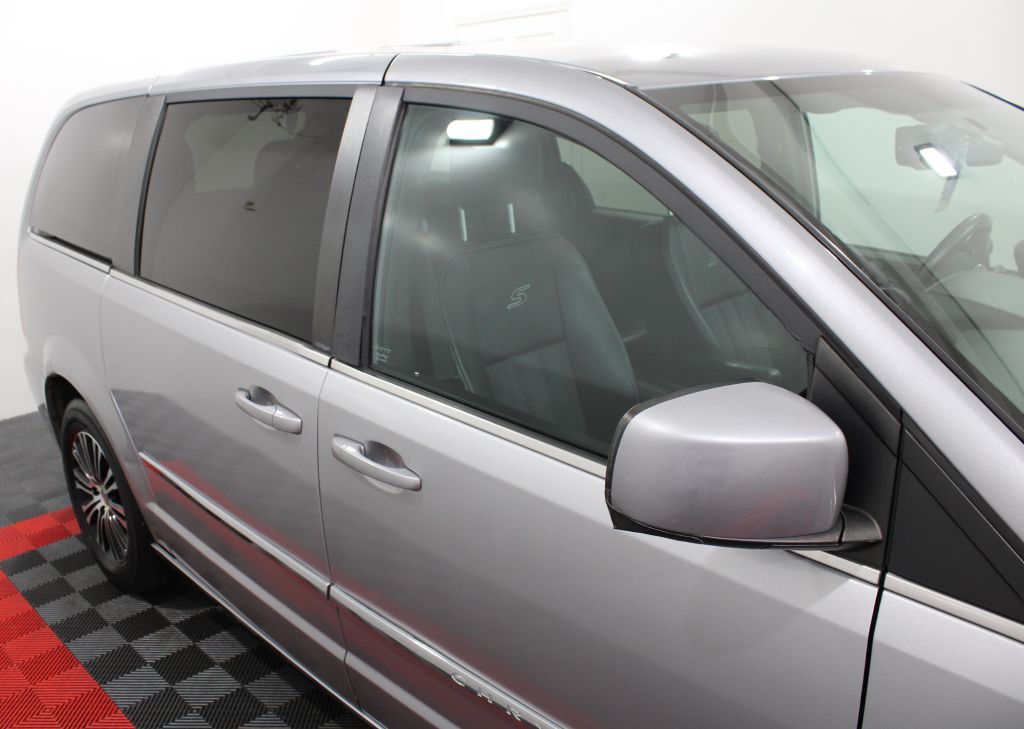 2014 Chrysler Town & Country Image 5