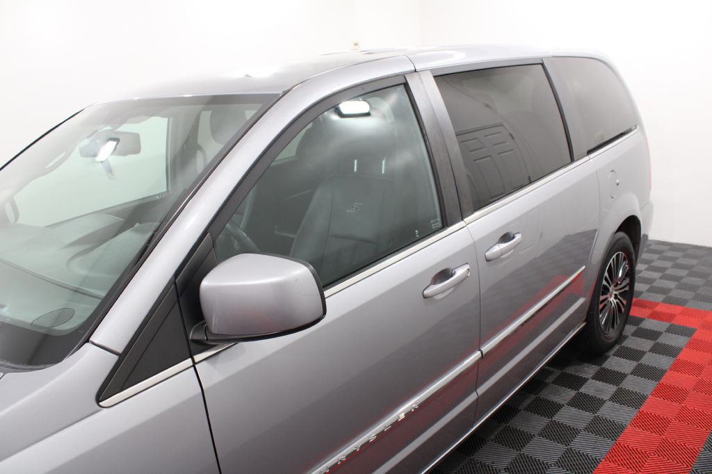 2014 Chrysler Town & Country Image 6