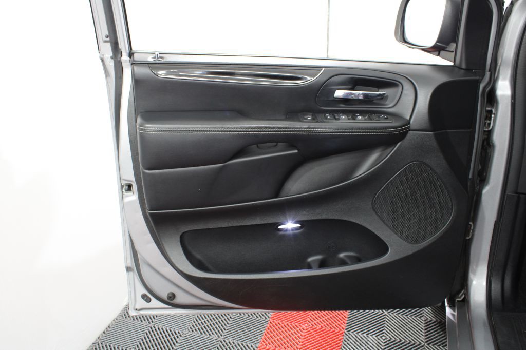 2014 Chrysler Town & Country Image 10