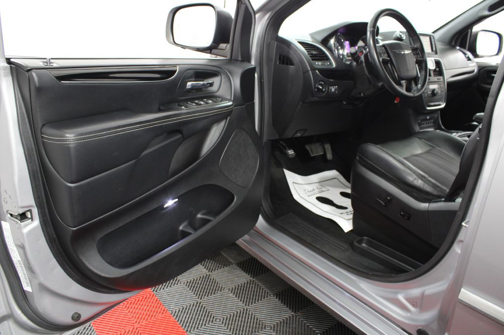2014 Chrysler Town & Country Image 11