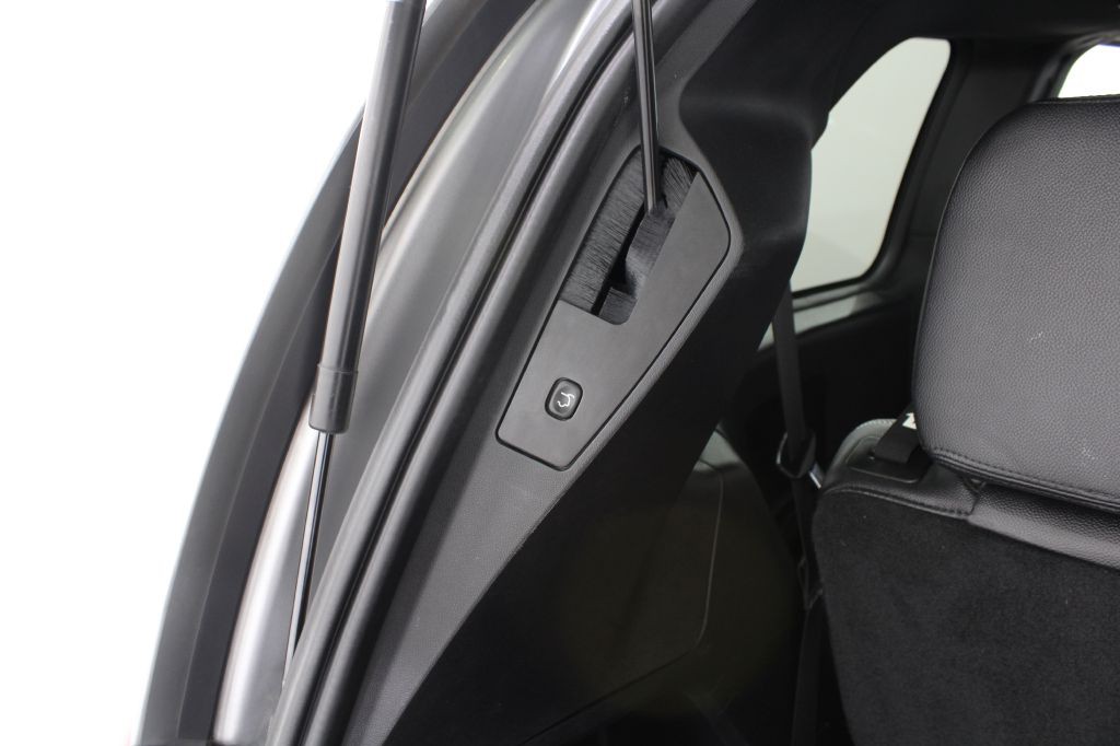 2014 Chrysler Town & Country Image 17