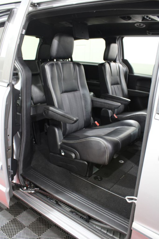 2014 Chrysler Town & Country Image 21